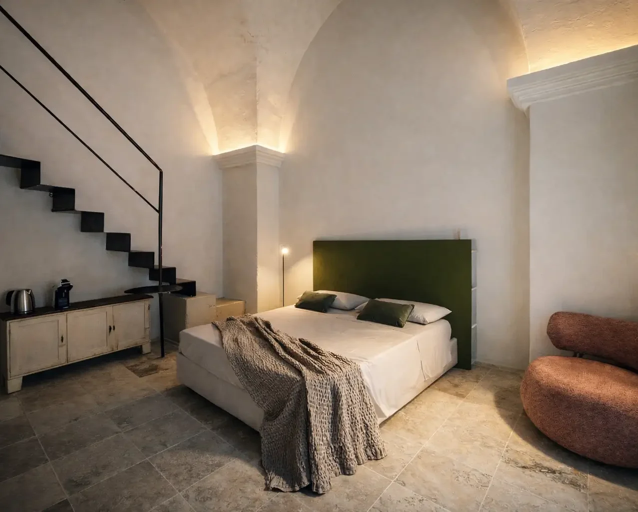 Camera matrimoniale di Terracata Rooms ad Alezio, vicino Gallipoli – ambiente moderno con soffitti a volta tipici salentini, scala in ferro